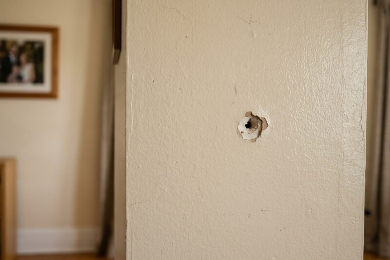 ¿Cómo tapar un agujero en la pared?
